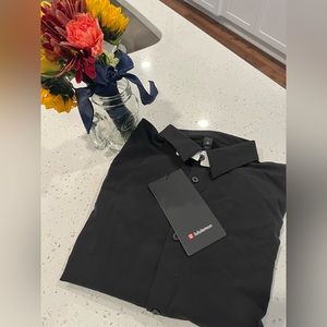 NWT. L mens lululemon black dress shirt.